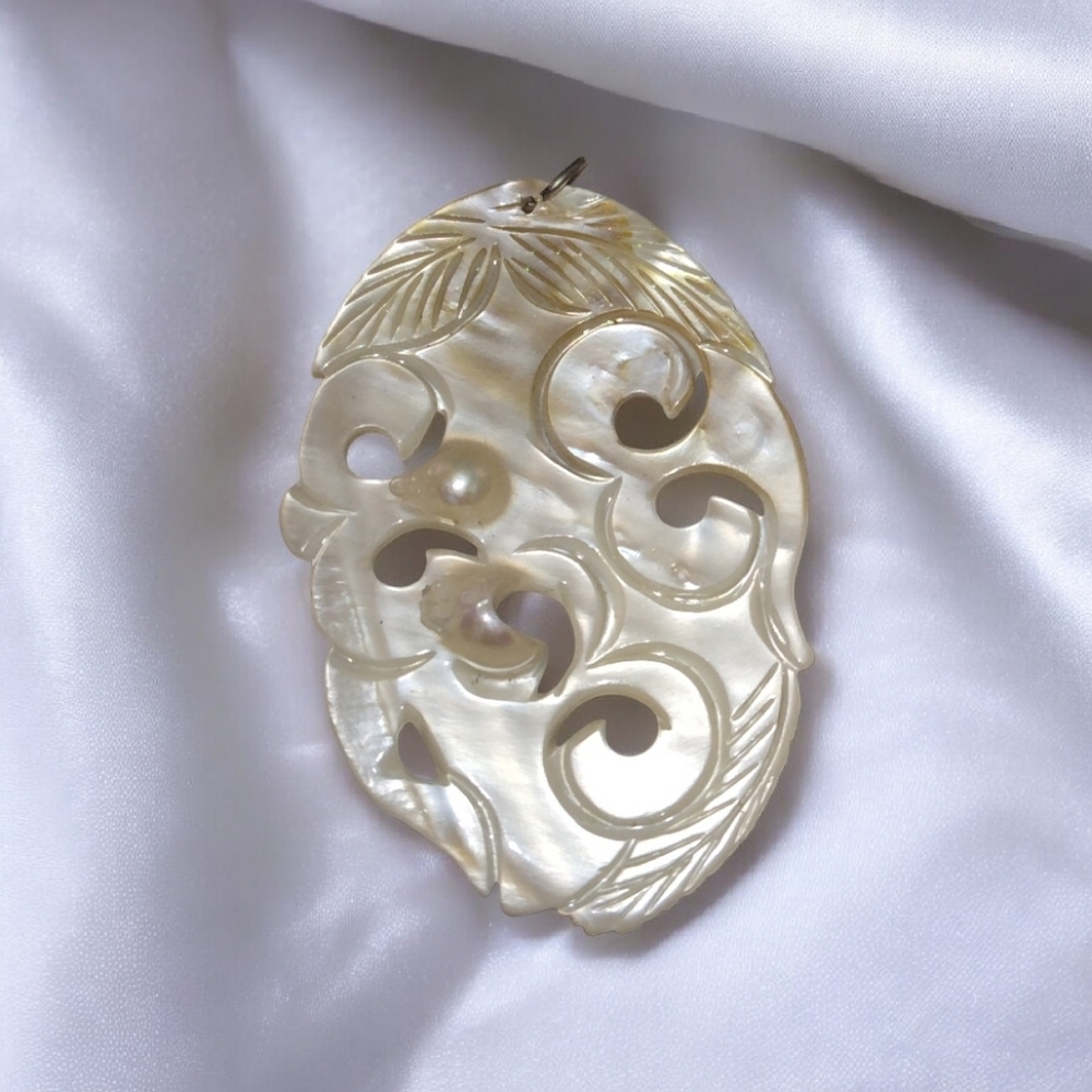 Elegant Blister Mother of Pearl Pendant. - Picture 2 of 2